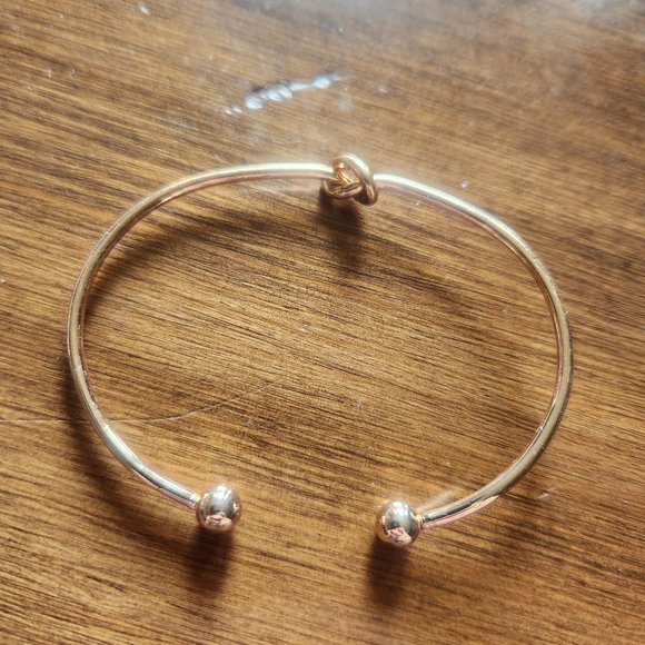 2.75" Gold Tone Knot Bracelet Simple Design Fashion NWT Casual Adjustable Style - Picture 1 of 2